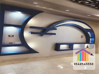 لوح خلف شاشة التلفاز بخطوط عصرية يركز الانتباه على الشاشة ويكمل أناقة الجدار. كلمات دلالية: خلفية شاشة, لوح تلفاز, ديكور جدار, تصميم حديث, صالة