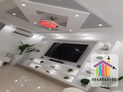 نقوش هندسية دقيقة تضيف لمسة فنية للجدار وتنسجم مع الأثاث الحديث. كلمات دلالية: نمط هندسي, خلفية شاشة, ديكور جدار, صالة معيشة