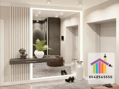 تقسيمات مرآة منتظمة تمنح عمقاً بصرياً وتوزيعاً أجمل للإنارة - جدار مرايا - تقسيمات - ديكور داخلي - انعكاس الضوء - مودرن