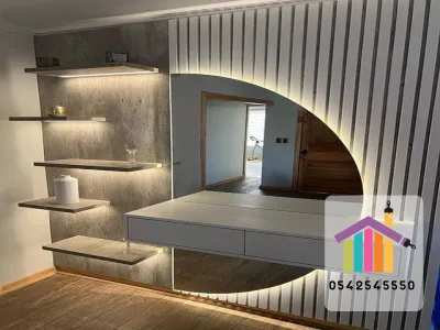 تصميم دائري ناعم يضيف توازناً للجدار ويبرز قطع الأثاث المحيطة - مرآة دائرية - ديكور معاصر - نقطة محورية - جدار صالة