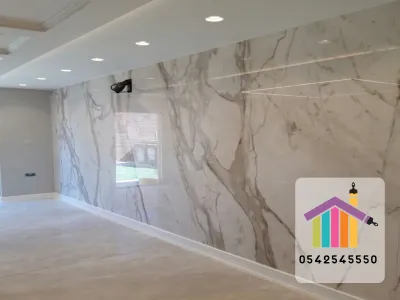 حائط رخامي بلون أبيض وعروق رمادية تصميم كلاسيكي أنيق ينسجم مع المطابخ والصالات بلمسة راقية. كلمات دلالية: رخامي أبيض, عروق رمادية, بديل رخام, جدار أنيق